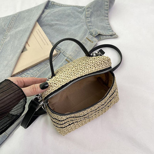 Sac fourre-tout en paille Laffia au design tendance, nouveau sac de plage tressé en paille, polyvalent, à porter à l'épaule ou en bandoulière - Product Image 4