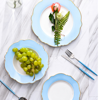 Ensemble d'assiettes à dîner en porcelaine de forme florale européenne Golden Rim Design Assiette de table de luxe pour mariage et événement