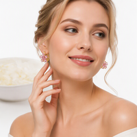 Boucles d'oreilles créoles Huggie en laiton plaqué or 18 carats, motif floral géométrique, perles et zircone cubique, pour femme, style tendance vintage, éclatantes
