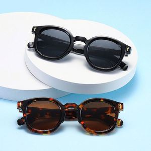 Gafas de Sol Redondas Punk con Logotipo Personalizado, Retro, para Hombre y Mujer, con Lentes Degradados, Protección UV400 y Remaches Decorativos - Product Image 2