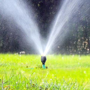 Aspersor de rotación automática de plástico con engranaje de 360 grados para riego de césped y jardín - Product Image 3