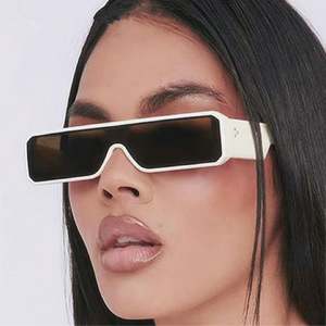 Lunettes de soleil Y2K à monture rectangulaire petite, avec logo personnalisé, verres monobloc, protection UV400, pour hommes et femmes, collection mode 2025 - Product Image 1