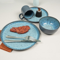 Ensemble d'assiettes et de bols avec chargeur bleu Ensemble de dîner en grès bleu mat et bleu réactif de forme nordique
