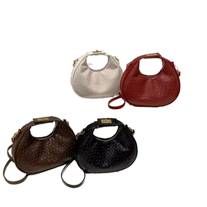 2025 nouveau sac à bandoulière en cuir PU tissé croissant à la mode dame Style serrure fermeture pierre motif fermeture éclair pour tous - Product Image 4