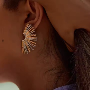 Urban <span class=keywords><strong>Chic</strong></span> Fan Pendientes Dos Tonos 18K Oro Acero Inoxidable Everyday <span class=keywords><strong>Glam</strong></span> - Product Image 6