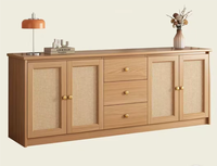 Buffet moderne nordique en bois massif naturel avec cadre en rotin tressé, poignées en laiton et plusieurs tiroirs pour salon et salle à manger