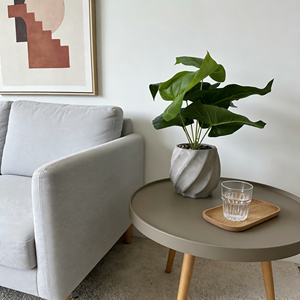 Maceta de Cemento con Remolino y Follaje Tropical Artificial - Decoración Moderna para Sala de Estar - Product Image 1