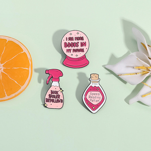 Broches de Esmalte para Amantes de los Libros, Diseño de Spray Mágico, Insignias para Mochila y Solapa, Joyería Divertida, Regalo para Amigos - Product Image 2