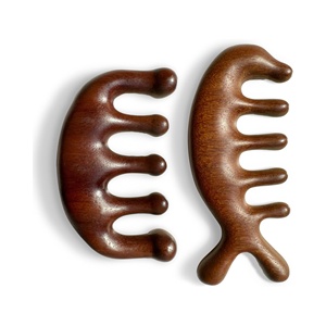 Venta al por mayor de peines masajeadores de cuero cabelludo personalizados, peines de madera de sándalo de dientes anchos para el crecimiento del cabello, peines de masaje de regalo - Product Image 1