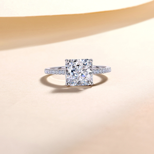 Anello in Argento Sterling S925 con Zircone Bianco Taglio Radiant e Fascia Pavé, Eleganza Audace per la Moderna Romantica - Product Image 3