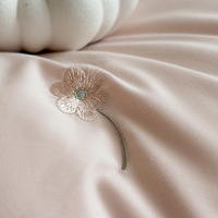 Sensation incroyablement douce pour toute l'année confort rose fleur broderie drap de lit 4 pièces ensemble de literie avec garniture de tresse à volants
