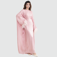 OEM Kundenspezifisches Logo Bescheidenes Elegantes Muslimisches Damenkleid aus Satin mit Weiten Ärmeln und Federverzierten Manschetten in Voller Länge