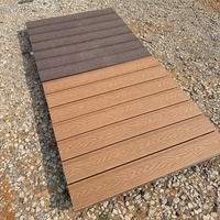Système de terrasse modulaire en WPC co-extrudé pour l'extérieur, assemblage direct usine, idéal pour les jardins, pelouses, villas, parcs et projets paysagers