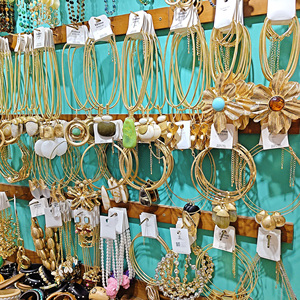 Trendige Bohème-Style Zinklegierung Harz-Perlen Seilkette 18K Vergoldeter Tropfen-Anhänger Halskette für Frauen Tägliches Tragen - Product Image 3