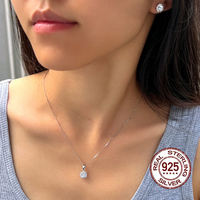 Conjunto de Joyería Brillante de Plata de Ley S925 con Collar con Colgante y Aretes con Circonita Cúbica Redonda para Mujer