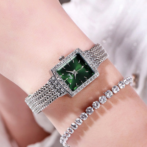 Reloj cuadrado de estilo retro para mujer con correa de malla, lujoso reloj de cuarzo para mujer con incrustaciones de diamantes, de alta gama, al por mayor. - Product Image 2