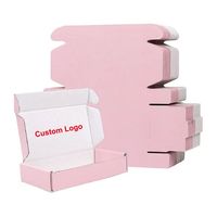 Emballage postal en carton ondulé personnalisé pour vêtements cosmétiques bijoux sweats à capuche fourrures ensemble de gaufrage par stratification mate 50 pièces