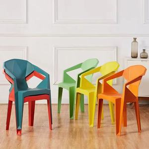 Chaises en plastique PP <span class=keywords><strong>rouge</strong></span> de haute qualité stalles de barbecue de loisirs en plein air épaissies pour adultes chaises de salle à manger en acrylique - Product Image 3