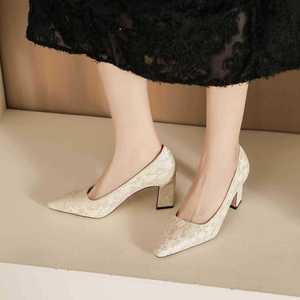 Escarpins de mariée rouges à bout pointu, talon carré, dentelle florale, chaussures de mariage à talon haut - Product Image 3