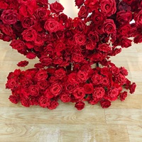 Arrangement de fond de scène de mariage floral en forme de coeur de 8x8ft fleurs rouges artificielles pour la décoration d'arche de mariage