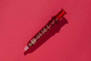 Suero Rejuvenecedor Multi-Activo con Oro y Células Madre, Tratamiento Intensivo Reafirmante y Revitalizante para el Rostro - Product Image 5