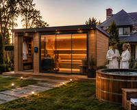 Sauna extérieur de luxe en bois d'épicéa de style victorien avec cabine, porte coulissante en verre, zone de change, vue panoramique, villa spa écologique