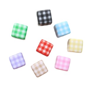 Cuentas cuadradas <span class=keywords><strong>de</strong></span> acrílico coloridas para DIY, colgantes para cadena <span class=keywords><strong>de</strong></span> teléfono móvil, con agujero recto y diseño a cuadros. - Product Image 5