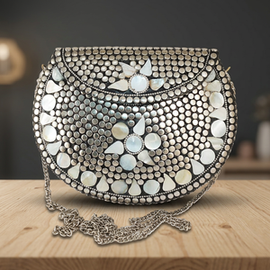 Sac à main rond en métal plaqué argent avec motif en mosaïque de perles 19x14 cm, sangle à chaîne, style artisanat folklorique - Product Image 1