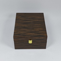 Boîte cadeau en bois plaqué haute brillance avec insert en mousse pré-découpé, charnière et serrure métalliques, logo personnalisé, boîte de rangement de luxe pour emballage cadeau de marque