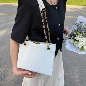 Sacs à bandoulière pour femmes en cuir PU gaufré croco avec chaîne dorée – Sac à main décontracté pour le quotidien - Product Image 2