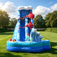 Toboggan aquatique gonflable commercial personnalisé en PVC, motif raie manta, avec zone de baignade, pour location événementielle