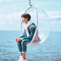 Fauteuil suspendu moderne rond et rotatif en acrylique transparent avec support métallique pour hôtel, maison, extérieur, jardin - Mobilier de jardin