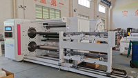 Machine de découpe et de rembobinage à tourelle quatre axes entièrement automatique à grande vitesse, diamètre de déroulement 1300 mm, pour film et ruban