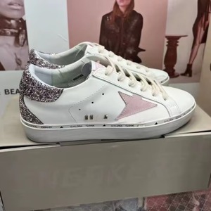 Zapatillas deportivas clásicas con estrellas doradas de lentejuelas y detalles plateados, de cuero de vaca de alta calidad, con suela invisible, para primavera e invierno. - Product Image 2
