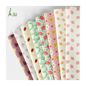Accessori con Stampa di Fragole Cartoon Carine, Ecologici e Sostenibili, in Poliestere 100% di Alta Qualità, Leggeri e Resistenti alle Pieghe - Product Image 1