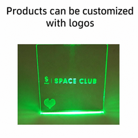 Étiquettes nominatives lumineuses LED carrées en acrylique gravées au laser avec impression numérique, interrupteur marche/arrêt indépendant et chaîne à billes métallique