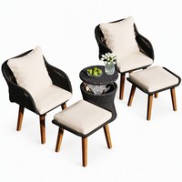 La table centrale est dotée d'un seau à glace amovible intégré, idéal pour garder les boissons fraîches lors des rassemblements en plein air.