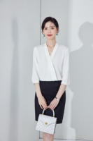 Chemise d'uniforme classique pour femmes, idéale pour les réceptionnistes d'hôtel et le personnel d'accueil en restauration.