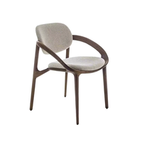 Chaise de salle à manger de style nordique moderne avec cadre en bois massif, coussin en tissu rembourré et accoudoirs incurvés pour la maison