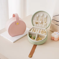Fabrik-Großhandelspreis Benutzerdefiniertes Logo Moderne Runde Form PU-Leder Schmuckorganizer Aufbewahrungsbox für Damen Ringbox