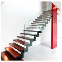 Escalier intérieur moderne de luxe avec garde-corps en verre, éclairage LED, marches en bois, escalier droit flottant