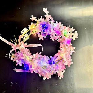 มงกุฎดอกไม้ใบไม้สีเขียวประดับไฟ LED สุดหรูสำหรับงานปาร์ตี้และงานแต่งงาน ลดราคาพิเศษ - Product Image 1