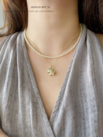 Colliers Pendentifs Perles Charmants et Polyvalents à Double Couche, avec Chaîne Argentée et Breloque Cheval en Zircon, pour Tenue Quotidienne Décontractée