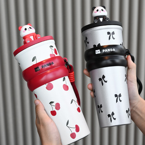 Gobelet isotherme 700 ml mignon Panda 3D avec paille en silicone, en acier inoxydable SUS304 et PP, avec bande de maintien en silicone et cordon de transport - Product Image 2