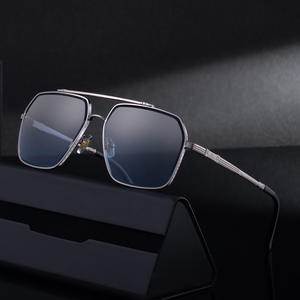 Nouvelles lunettes de soleil carrées de style européen et américain pour hommes, monture en métal, protection UV400, classe 2, pare-soleil, monture en plastique et en métal - Product Image 1