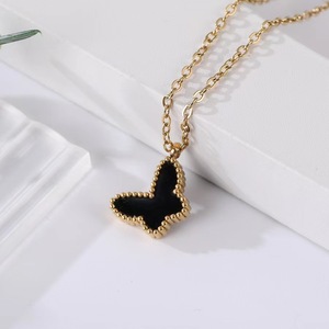 Articolo all'Ingrosso di Tendenza: Collana con Farfalla in Acciaio Inossidabile Placcato Oro 18K e Smalto Multicolore, Gioiello Elegante da Donna - Product Image 2