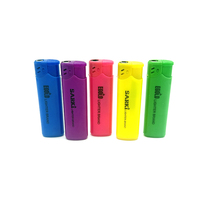 Briquet personnalisé de haute qualité, coupe-vent et léger, en plastique de couleur unie, design classique pour cigarettes, idéal pour les cadeaux