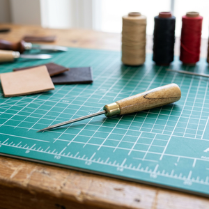 DK-671 DANKING Poinçon de tailleur avec manche en bois et protection de pointe |   Outil de couture et de réparation artisanal en fil d'acier, fabriqué à Taïwan - Product Image 3