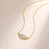 Collier en argent S925 avec pendentif feuille élégant, style forêt, entièrement pavé de baguettes coniques, 0,29 CTW, chaîne simple