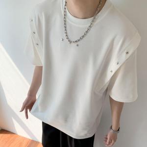 T-shirt da uomo firmata, alla moda, con rivetti, stile coreano, a maniche corte, girocollo, per l'estate, scuro e di tendenza - Product Image 3